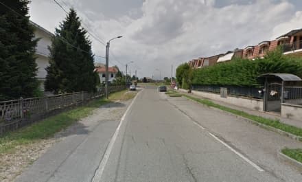 LEINI - I residenti di via San Maurizio in allarme: «Auto come in Formula uno»