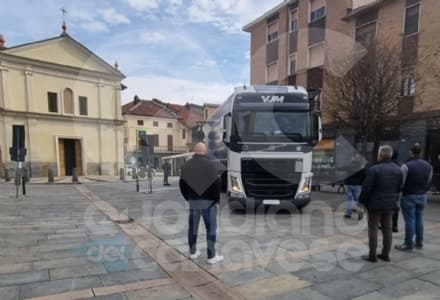 LEINI - Camion si incastra in piazza Vittorio Emanuele: l'autista ingannato dal navigatore satellitare