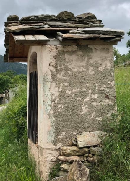 FRASSINETTO - Vandali in azione danneggiano la cappella votiva restaurata dai ragazzi del liceo Faccio di Castellamonte