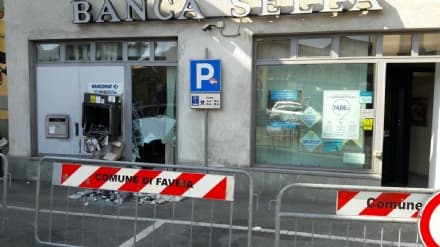 FAVRIA - Assalto al bancomat della Banca Sella in centro