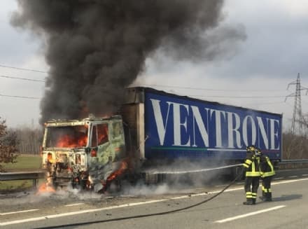 CHIVASSO - Camion prende fuoco all'uscita dell'autostrada - FOTO