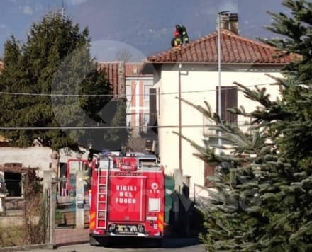 VALPERGA - In fiamme un camino: vigili del fuoco di Cuorgnè al lavoro