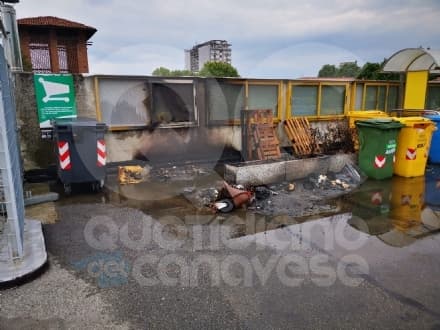 RIVAROLO CANAVESE - Incendio devasta i cassonetti dell'immondizia sopra il Pam - FOTO