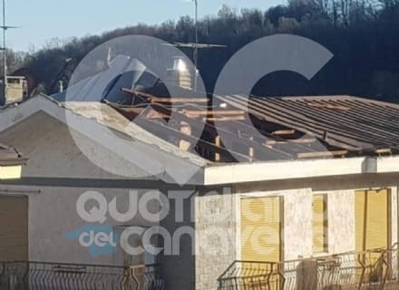 CUORGNE' - Raffiche di vento fortissime: scoperchiato il tetto di una palazzina di tre piani - FOTO e VIDEO