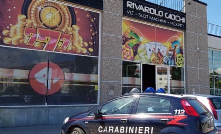 RIVAROLO - Ladri messi in fuga dai titolari della sala giochi