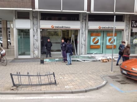 RIVAROLO CANAVESE - Ladri scatenati sradicano il bancomat della Unicredit - FOTO E VIDEO