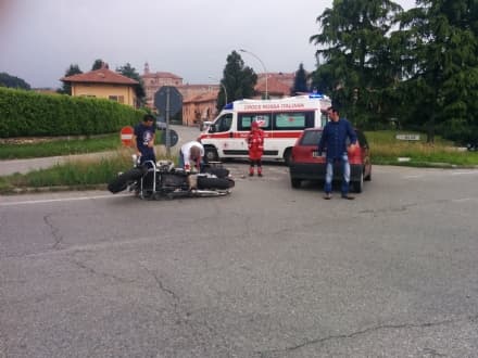 AGLIÈ - Ennesimo incidente stradale all'ingresso del paese: motociclista ferito - FOTO