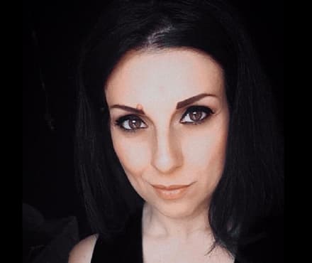 IVREA - Amore ed eros: in libreria «Verde Smeraldo», il primo romanzo di Simona Brancati