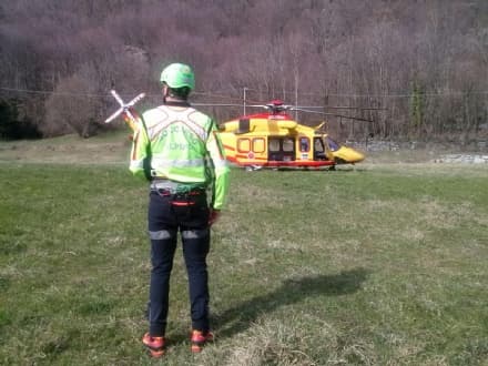 PONT CANAVESE - Scalatore scivola sulla parete di roccia e resta appeso a testa in giù - VIDEO SOCCORSI