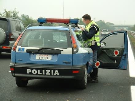 FOGLIZZO - Ubriaco al volante: fermato dalla polizia, sviene