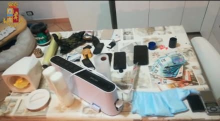 IVREA - Nasconde la cocaina nelle mutande, l'amico vede la polizia e cerca di lanciarsi dalla finestra. Due giovani pusher arrestati