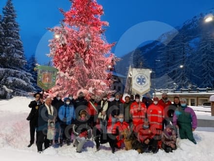 CERESOLE REALE - Acceso l'albero di Natale: tradizione rispettata nel segno della neve - FOTO