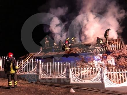 SCARMAGNO - Incendio nella notte devasta una villetta: un uomo ferito, duro lavoro per i vigili del fuoco - FOTO