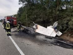 MAZZE' - Aereo ultraleggero precipita sulla provinciale e prende fuoco: salve le due persone a bordo