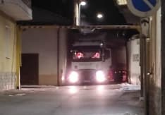 FAVRIA - Sbaglia strada con il camion e abbatte il balcone di una casa in via Bertano - FOTO