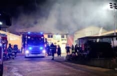 CASTELLAMONTE - Incendio cascinale, vigili del fuoco al lavoro tutta la notte. Tre capi di bestiame morti - FOTO e VIDEO