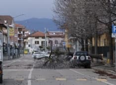 CANAVESE - Raffiche di vento a 100 chilometri orari: a Ciriè crolla una pianta e centra un'auto