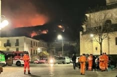 INCENDI IN VALCHIUSELLA - Nottata di paura a Rueglio, vigili del fuoco e Aib a protezione delle baite - FOTO