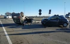 CHIVASSO - Brutto incidente, auto si ribalta in mezzo alla strada: due donne ferite