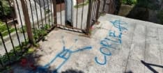 CUORGNE' - Vandali di nuovo in azione, scritte e insulti sulla scalinata di piazza Pietro Azario - FOTO