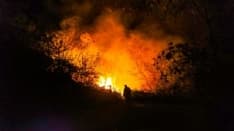 QUASSOLO - Ancora incendi nella notte: boschi a fuoco. Intervento dei pompieri - FOTO