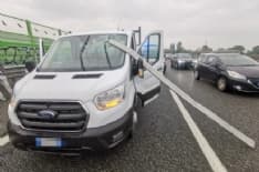 TANGENZIALE TORINO - Furgone colpito da una sbarra di metallo persa da un camion: ferito autista 43enne di Bosconero - FOTO