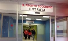 CASTELLAMONTE - Cade un banco al mercato: anziana ferita