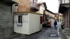 VALPERGA - Paura in centro: camion perde il carico - FOTO