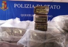 BRANDIZZO - La polizia sequestra 300 chili di droga: due italiani arrestati. Sui pacchi di hashish il volto di Pablo Escobar - FOTO e VIDEO