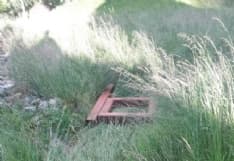 ALPETTE - Idioti abbattono la bacheca per la segnaletica