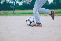 CHIVASSO - Giocano a pallone nei giardinetti di via Po: tre ragazzini multati dai vigili