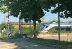 STRAMBINO - Passaggio a livello aperto: il treno passa lo stesso...