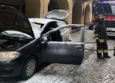 CUORGNE' - Auto a fuoco in via Arduino: intervento dei vigili del fuoco