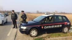 OMICIDIO - Uccide la moglie e ferisce la figlia: posti di blocco in tutta la provincia