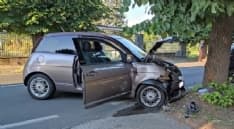 CASTELLAMONTE - Esce di strada e si schianta contro un albero sulla provinciale per Cuorgnè - FOTO