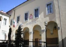 CASELLE - Arriva l'accertamento Imu e minaccia di lanciarsi da una finestra del municipio