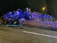 AUTOSTRADA TORINO-MILANO - Spaventoso incidente tra Settimo e Volpiano: camion si ribalta, autista ferito