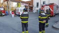 CUORGNE' - Coronavirus, i vigili del fuoco rendono omaggio al personale medico dell'ospedale - FOTO e VIDEO