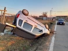 CUCEGLIO - Perde il controllo dell'auto e si ribalta a lato della provinciale - FOTO e VIDEO