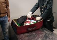 CASELLE - Un senegalese fermato con una «farmacia» nel bagaglio