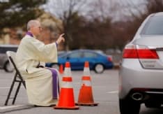 CORONAVIRUS - Le confessioni «drive-thru» di padre Scott
