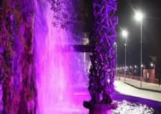 IVREA - La fontana di Olivetti colorata di viola per la giornata sulla Fibromialgia