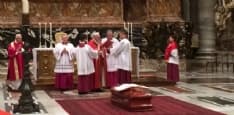 VATICANO - Anche Papa Francesco al funerale del cardinale canavesano Carlo Furno - FOTO