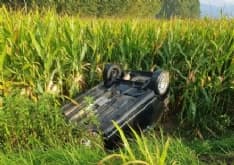 STRAMBINO - Gasolio sulla provinciale, asfalto saponetta: due auto finiscono fuori strada - FOTO