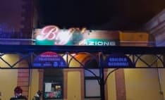 IVREA - Fulmine colpisce il bar della stazione e un distributore di benzina: nottata di lavoro per i vigili del fuoco - FOTO