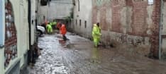 OGLIANICO - Esonda la roggia, acqua e fango in pieno centro: protezione civile al lavoro - FOTO