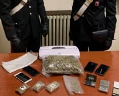 FAVRIA - Una ragazza 27enne arrestata per spaccio di droga: in casa più di mezzo di chilo di stupefacente - VIDEO