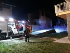 CASTELLAMONTE - Vigili del fuoco al lavoro per un incendio camino