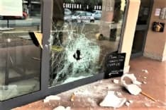 CASTELLAMONTE - Sfasciata la vetrina della pizzeria «7 Rosso», teatro della sparatoria di mercoledi - FOTO