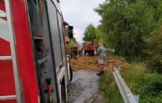 SAN COLOMBANO BELMONTE - Prende fuoco il rimorchio di un trattore: intervento dei pompieri - FOTO